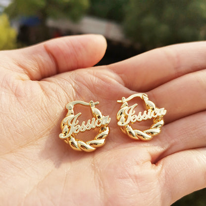 Anpassat namnhalsband och hjärtformade berlocker med månadsstenar