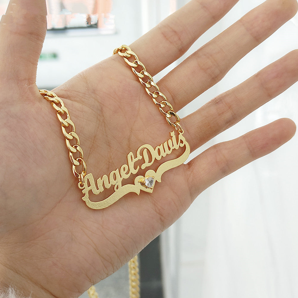 Anpassat namnhalsband och hjärtformade berlocker med månadsstenar