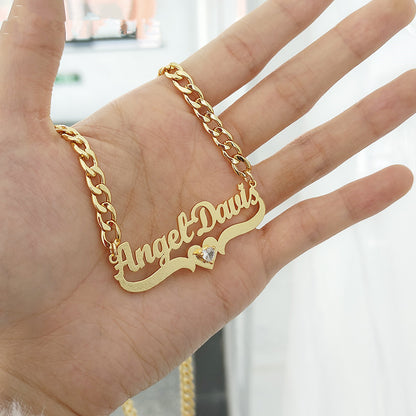 Anpassat namnhalsband och hjärtformade berlocker med månadsstenar