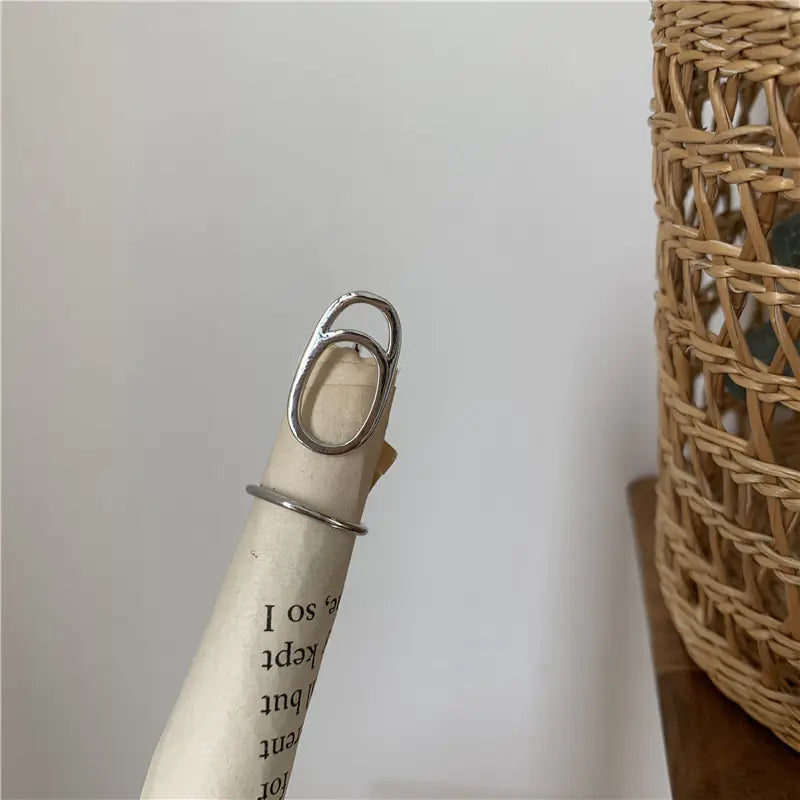 Trendig nagelring med unik design