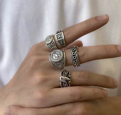 Retro Embossed Horse Chain Ring