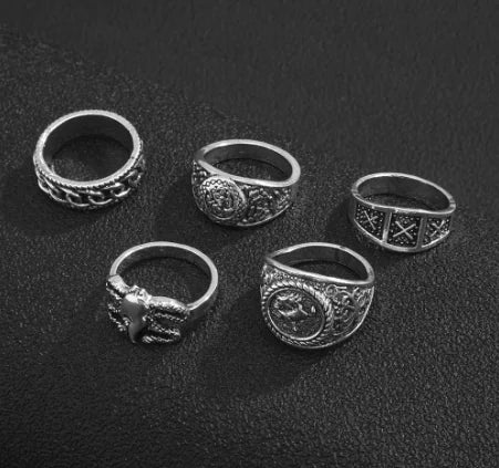 Retro Embossed Horse Chain Ring