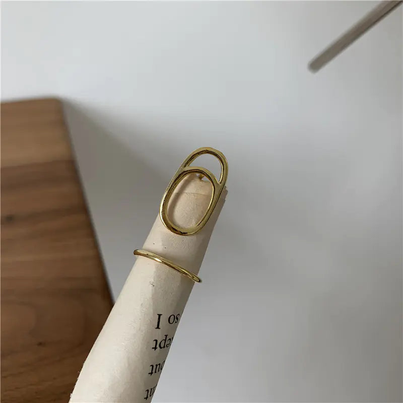Trendig nagelring med unik design
