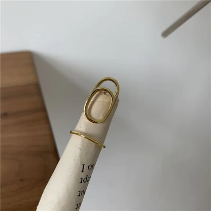 Trendig nagelring med unik design