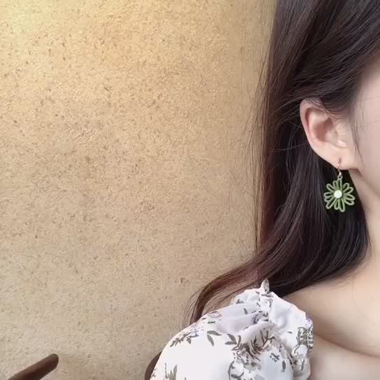Asymmetriska prästkragörhängen – Koreansk minimalistisk stil