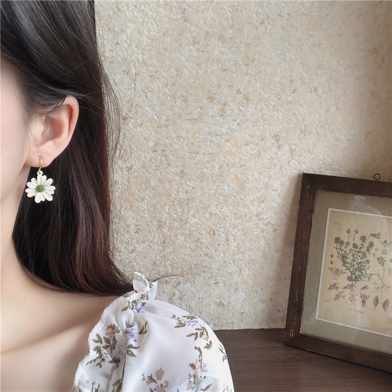 Asymmetriska prästkragörhängen – Koreansk minimalistisk stil