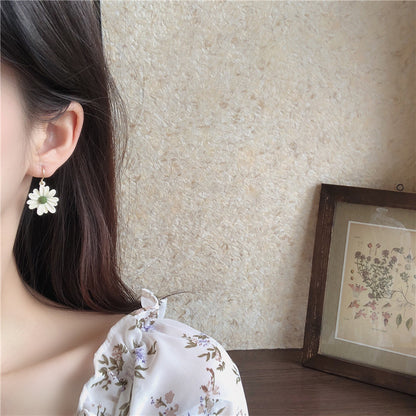 Asymmetriska prästkragörhängen – Koreansk minimalistisk stil