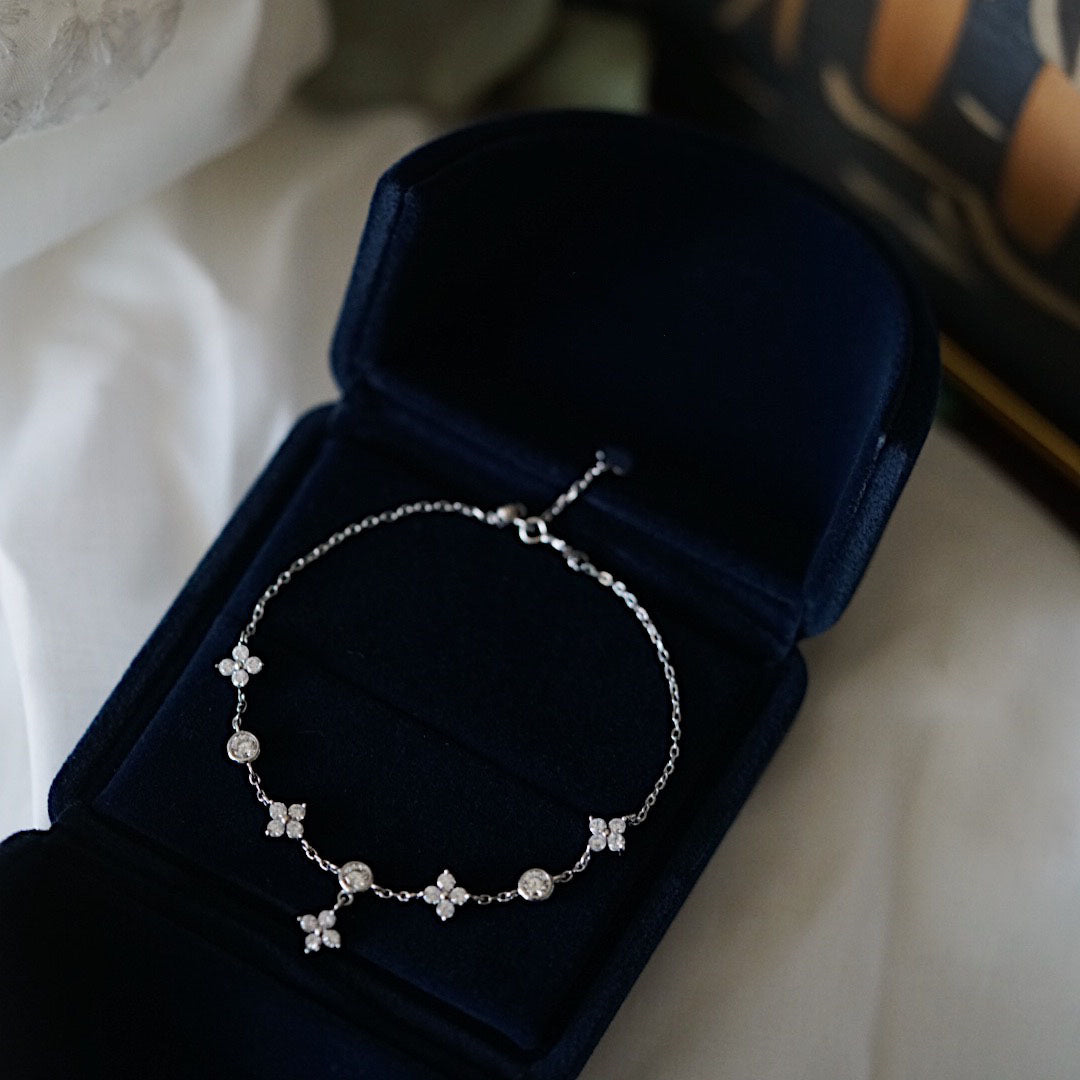 Guldpläterat utsökt fyrklöverarmband