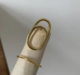 Trendig nagelring med unik design