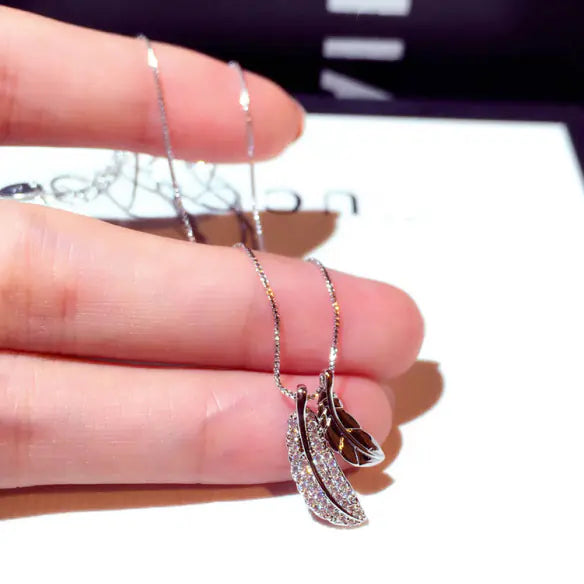 Trendigt koreanskt lövhänge och halsband